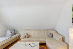 a living room with a couch and a coffee table at Ferienwohnung Honacker in Steißlingen