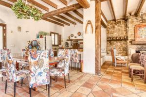 a living room with a table and chairs at Madara in Monóvar