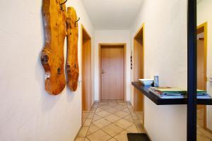 a hallway with a table and a door with a piece of wood at Ferienwohnung Rotdorn in Schmallenberg +10 photos
