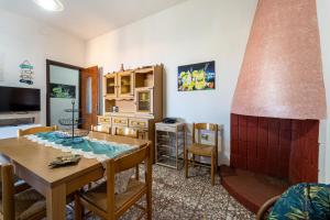 a kitchen and dining room with a table and chairs at Casa Margherita in Nebida