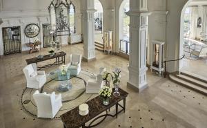 Il comprend un grand salon doté d'un mobilier blanc et d'une table. dans l'établissement Grand-Hôtel du Cap-Ferrat, A Four Seasons Hotel, à Saint-Jean-Cap-Ferrat