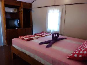 Voodi või voodid majutusasutuse Koh Mak Green View Resort toas