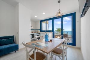 a kitchen and dining room with a table and chairs at Calafellmar loft in Calafell