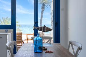 a dining room with a table with a fish on it at Calafellmar loft in Calafell +16 photos
