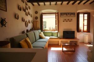 a living room with a couch and a tv at Casa Annamaria in Arcola
