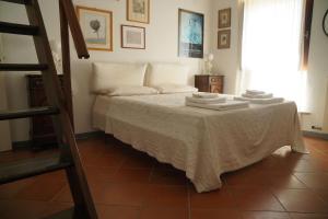 a bedroom with a bed with towels on it at Casa Annamaria in Arcola