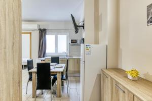a kitchen and dining room with a table and a refrigerator at Giuliano Empuria para 6 personas in Empuriabrava +13 photos