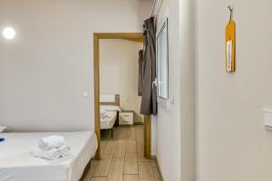 a small room with two beds and a mirror at Giuliano Empuria para 6 personas in Empuriabrava