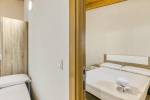 a bedroom with two beds and a mirror at Giuliano Empuria para 6 personas in Empuriabrava