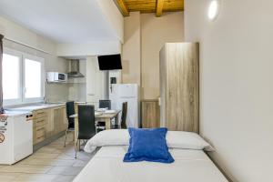 a kitchen with a bed and a table in a room at Giuliano Empuria para 6 personas in Empuriabrava