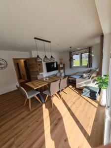 a living room with a dining room table and chairs at Ferienwohnung Pruggernglück in Pruggern