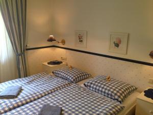 a hotel room with two beds in a room at Ferienwohnung im Burghotel in Aschau im Chiemgau