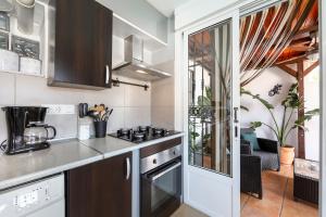 a kitchen with a stove and a counter top at Vista al Mar Ylenia in Almería