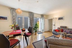 a living room with a table and a couch at Ferienwohnung Rosenrot in Überlingen