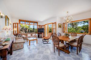 a living room with a table and a couch at Ca Ses Mestres in Santanyi