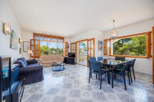 a living room with a table and chairs at Ca Ses Mestres in Santanyi