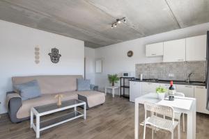 a living room with a couch and a kitchen at Casa Jonas in Tías