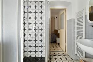 a bathroom with a black and white wall at Il Giostro 1 Biassa in La Spezia