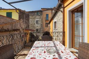 a table on the balcony of a building at Il Giostro 1 Biassa in La Spezia