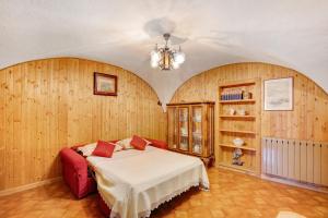 a bedroom with a bed in a room with wooden walls at Caratteristico e accogliente in Pila