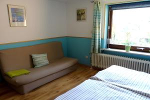 a living room with a couch and a bed at Ferienwohnung Achterndiek in Galmsbüll