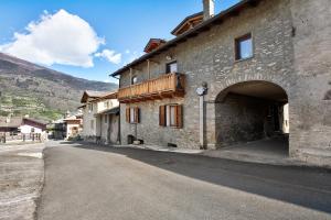 an old stone building with a balcony on a street at Caratteristico e accogliente in Pila