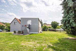 a small house with a yard at Ferienhaus Heidi in Bad Düben
