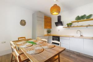 a dining room table with chairs and a kitchen at db Staycation Ferienpark in Niedenstein