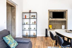a living room with a couch and a table at Casa do Mestre T2 in Vila de Punhe