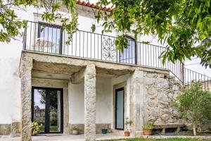 a building with a balcony on top of it at Casa do Mestre T2 in Vila de Punhe