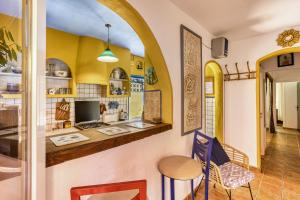 a room with a counter and a table and chairs at Casa en urb Cala Montgó in L'Escala