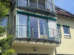 an apartment building with a balcony with a fire escape at Ferienwohnung Gäufelden 120 Qm in Gäufelden