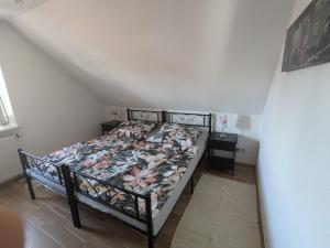 a bedroom with a bed in a attic at Ferienwohnung Alafia in Veitsbronn