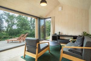 ein Wohnzimmer mit Blick auf eine Terrasse in der Unterkunft Tiny House Lachen in Wangen im Allgäu