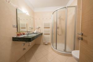 a bathroom with a shower and a sink at Tischlerhof - Typ B mit Balkon in Tirolo