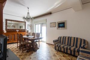 a living room with a table and a couch at Appartamento tra mare e montagna in Gaggi