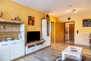 a living room with a flat screen tv at Günthers Wattstube in Schweiburg
