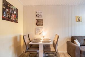 a room with a table and chairs and a couch at Günthers Wattstube in Schweiburg