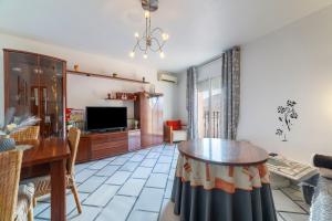 a living room with a table and a television at Mccoy avenida 3 in Macael