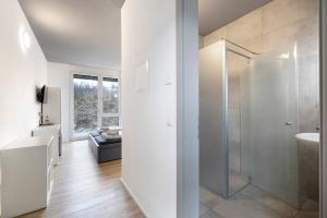 ein Badezimmer mit Dusche und Waschbecken in der Unterkunft Boardinghouse27 in Dußlingen + 108 Fotos