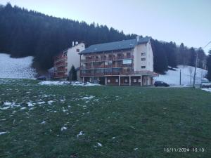 a large building on a hill with a grass field at Studio Appartement Grand Serre in La Morte