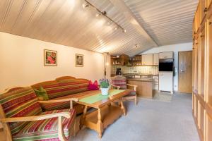 a living room with a couch and a table at Ferienwohnung Riepl in Schliersee