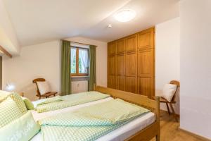 a bedroom with two beds and a window at Ferienwohnung Riepl in Schliersee
