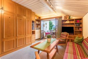 a living room with a table and a couch at Ferienwohnung Riepl in Schliersee
