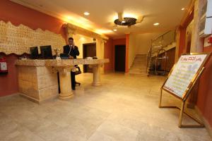 Lobbyen eller receptionen på Raoum Inn Shaqra