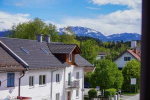 a group of houses with mountains in the background at Zentral und Naturnah in Penzberg
