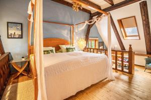 a bedroom with a bed with a canopy at Ferienwohnung Lieblingsplatz in Bremen