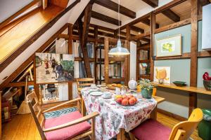 a dining room with a table with fruit on it at Ferienwohnung Lieblingsplatz in Bremen