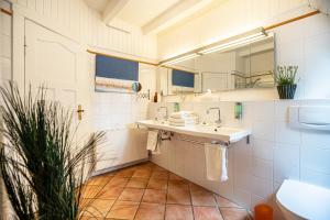 a bathroom with a sink and a mirror at Ferienwohnung Lieblingsplatz in Bremen +20 photos