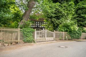 a fence with a gate in front of a house at Ferienwohnung Lieblingsplatz in Bremen
